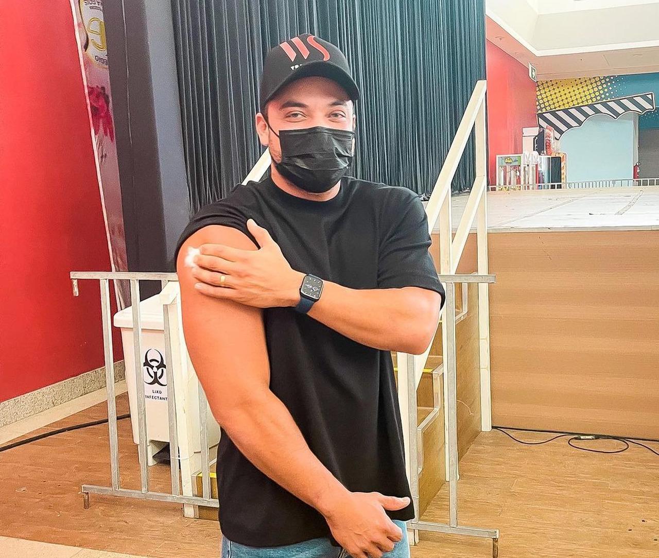 Safadão recebendo dose de imunizante contra a Covid-19