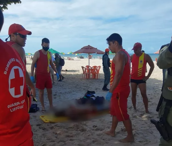 Homem atacado por tubarão foi socorrido na praia de Piedade, em Jaboatão — Foto: Reprodução/WhatsApp