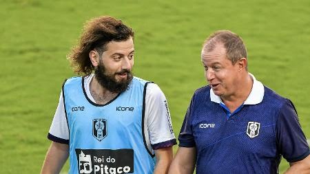 Cartolouco conversa com Sandro Sargentim, técnico do Resende, durante a partida contra o Vasco - Thiago Ribeiro/AGIF