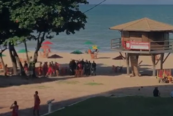 Bombeiros e policiais militares foram acionados para ocorrência de ataque de tubarão, em Jaboatão, neste sábado (10) — Foto: Reprodução/WhatsApp