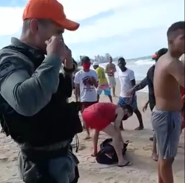 Policiais e banhistas acompanharam o socorro ao homem que foi atacado por tubarão, no Grande Recife, neste sábado (10), e morreu — Foto: Reprodução/WhatsApp