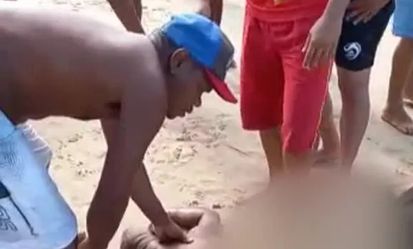 Homem atacado por tubarão foi socorrido na praia de Piedade, em Jaboatão, neste sábado (10) — Foto: Reprodução/WhatsApp