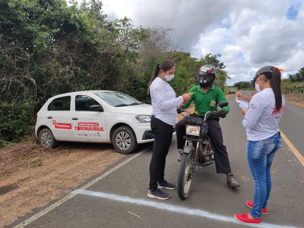 Nas barreiras, veículos e pessoas que precisam passar são verificados por uma equipe sanitária — Foto: Divulgação/Prefeitura de Hugo Napoleão