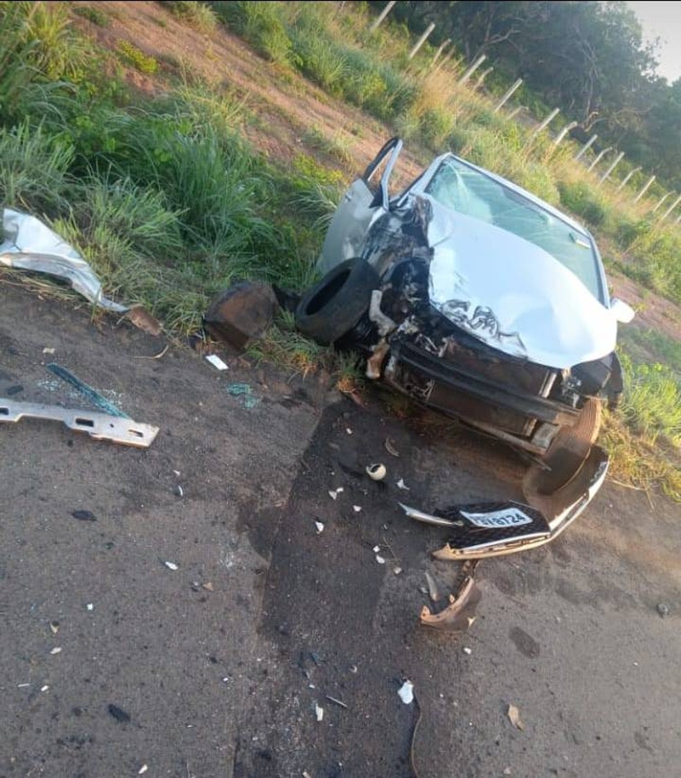 Caminhão carregado com verduras tomba após colisão com carro no Piauí — Foto: Reprodução